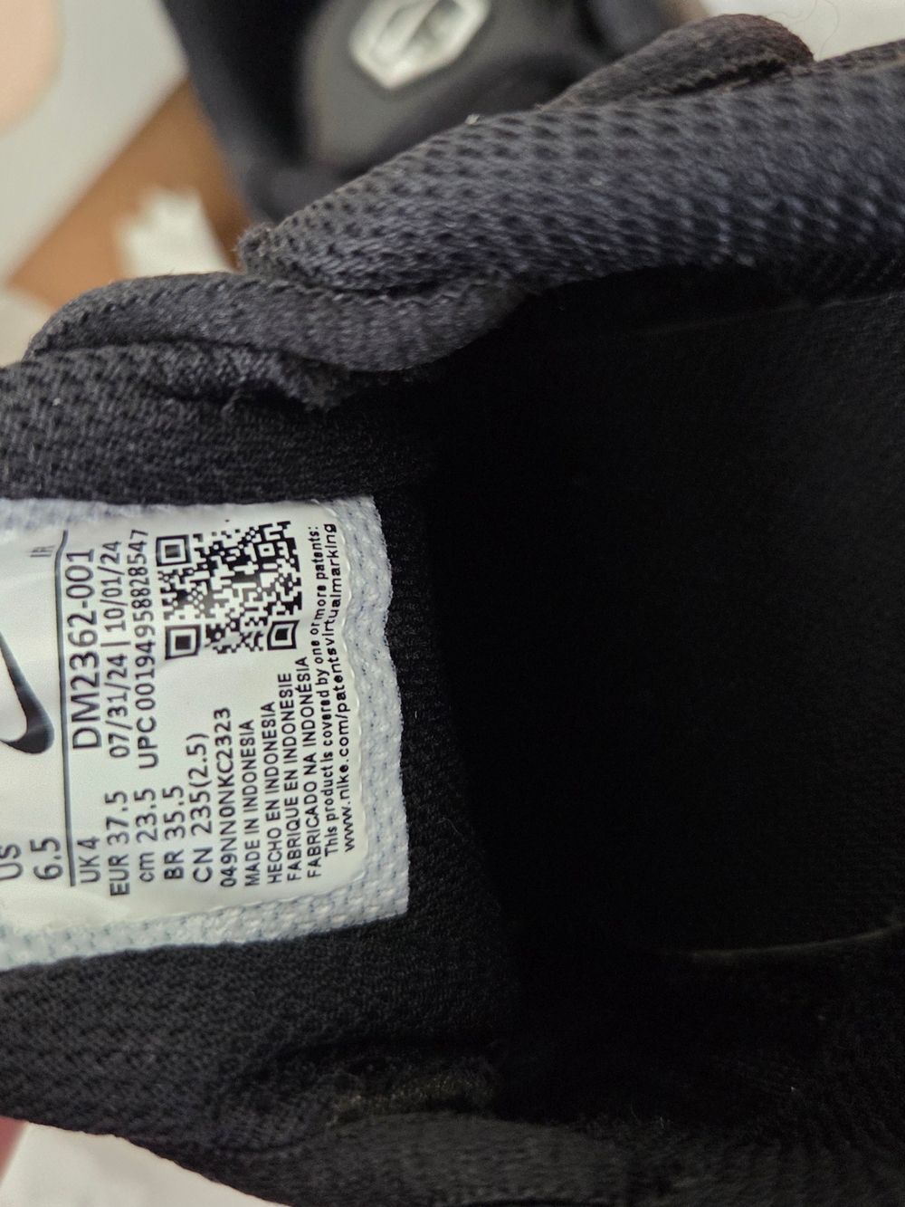 Nike WMNS Air Max Plus - Black/White (Size 6.5) - Picture 4 of 6